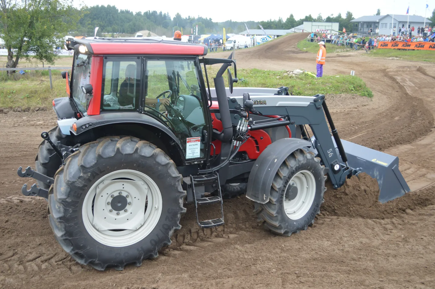 Traktor tegemas hooldustöid Kihli motokeskuses. Foto on illustratiivne.