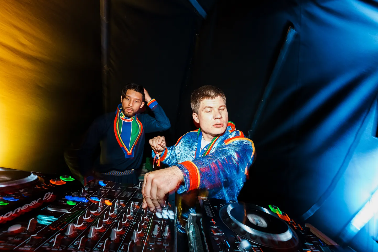 DJ iDJa.