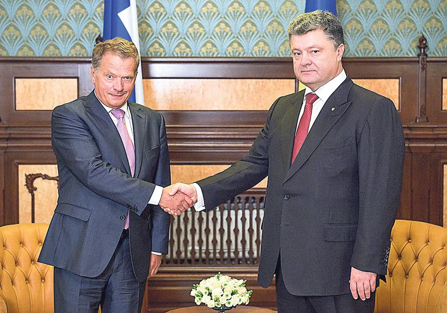 Soome president Sauli Niinistö (vasakul) ja Ukraina presidendi Petro Porošenko surusid kahe nädala eest Kiievis tseremoniaalselt kätt.