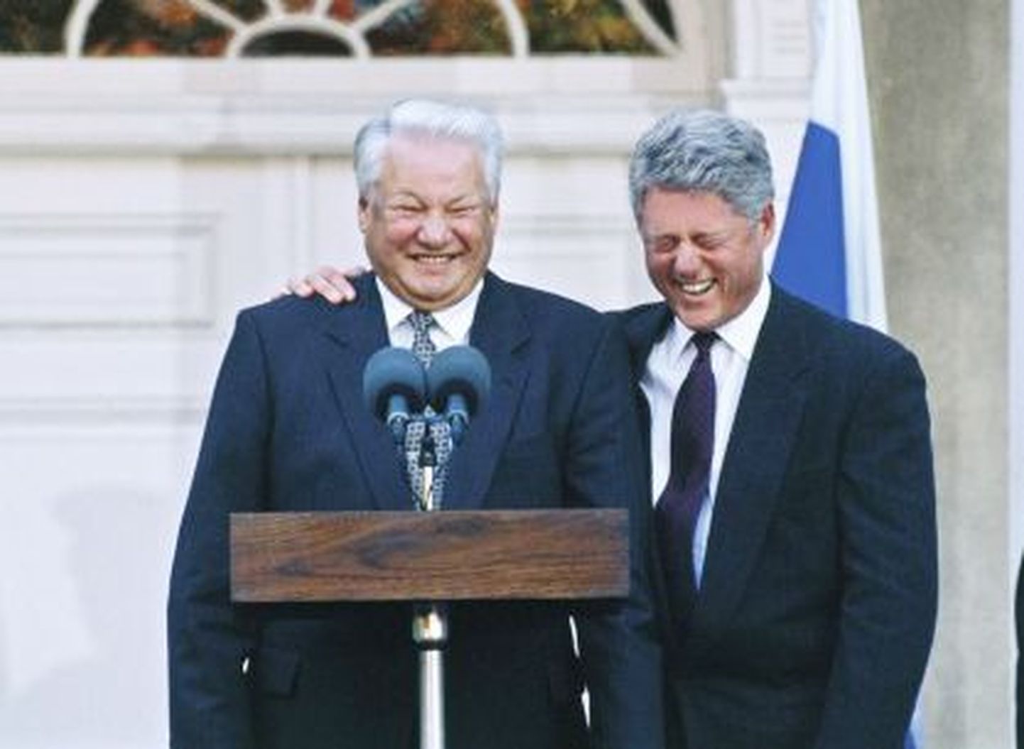 Bill Clinton 1995. aastal Boriss Jeltsini nalja peale naermas.