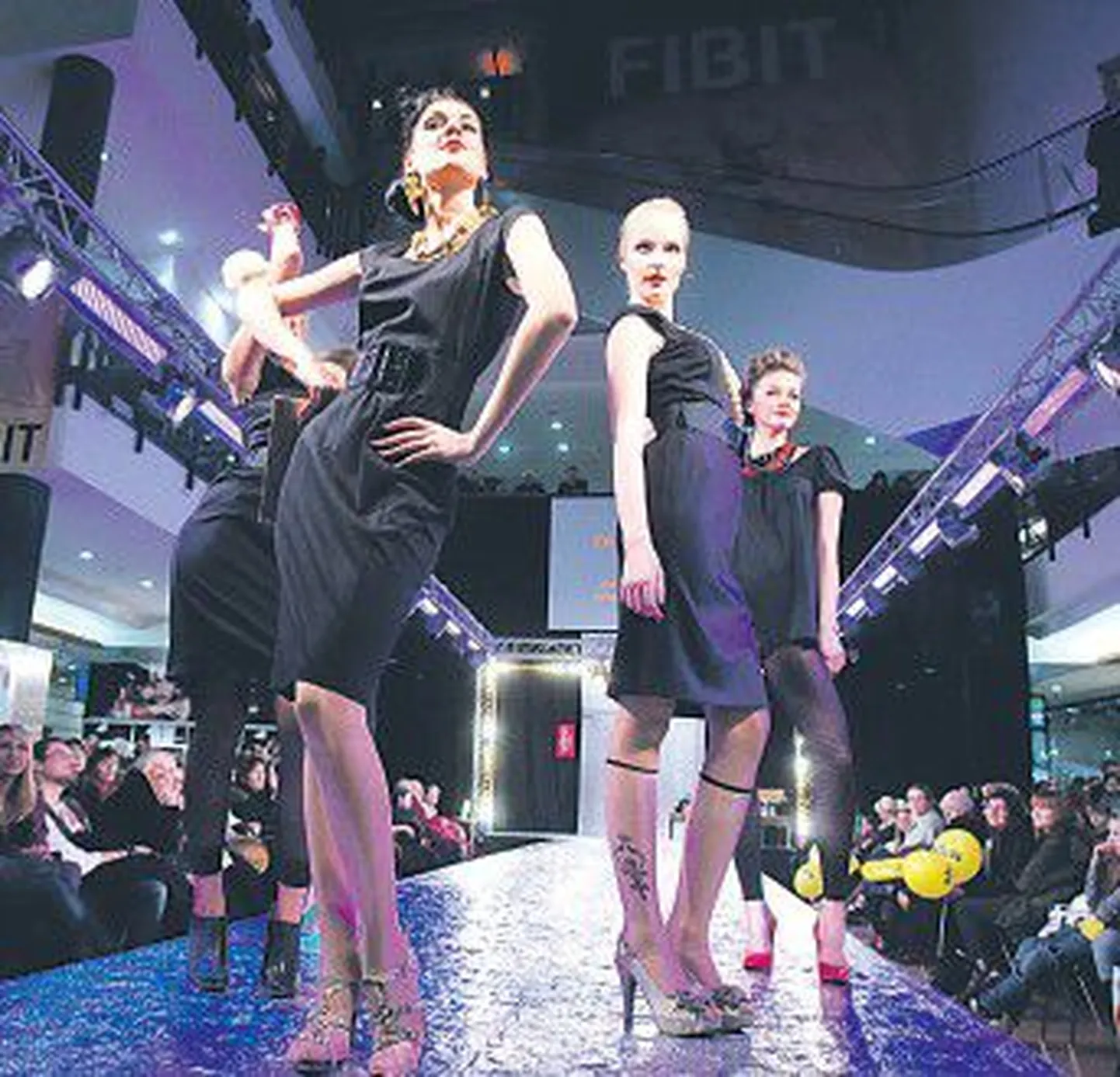 «Прогулка по Кадриоргу» от дизайнера Кристины Вийрпалу, показанная на фестивале моды FIBIT в прошлом году.
