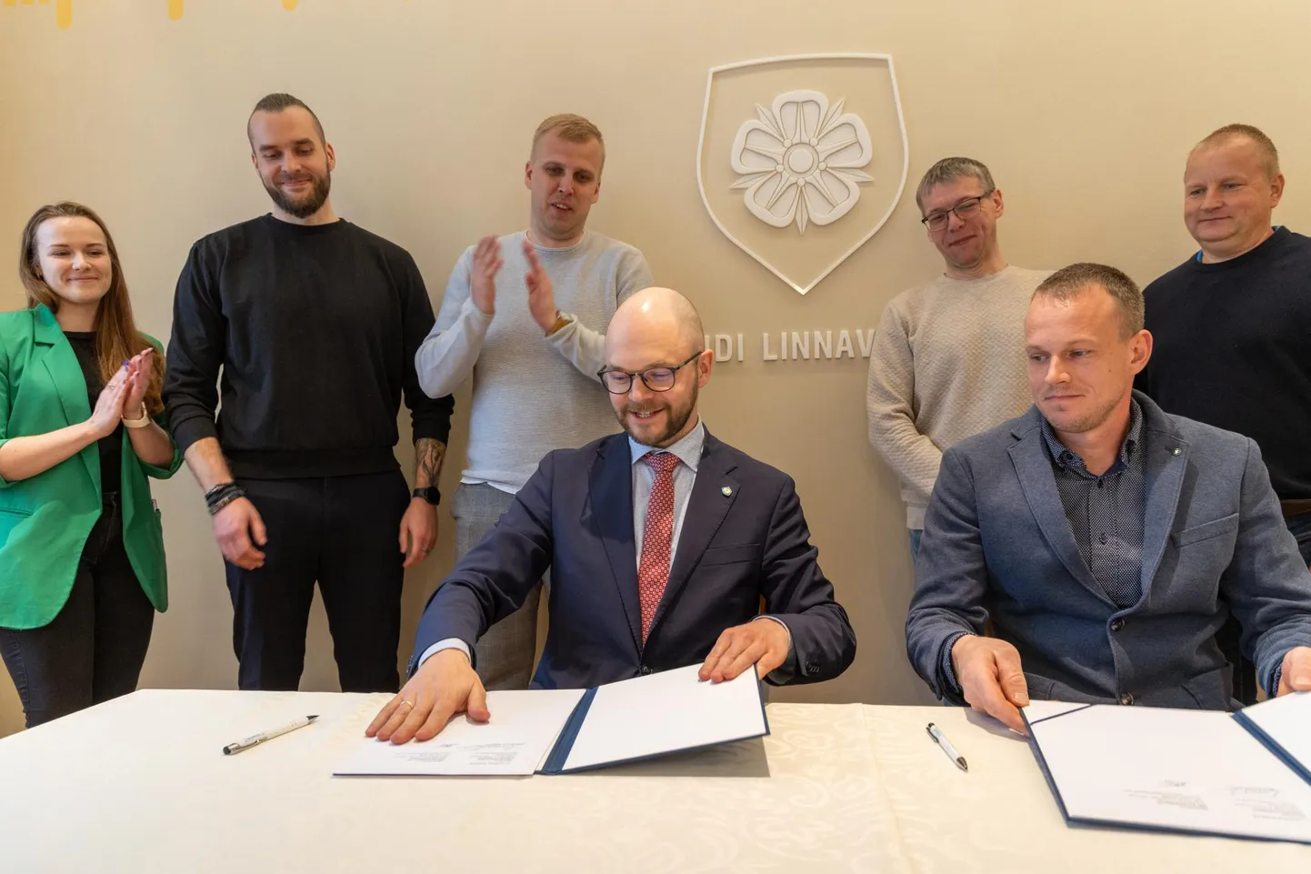 Teisipäeval andsid Viljandi linnapea Johan-Kristjan Konovalov (vasakul) ja osaühingü MPI Kivipaigalduse juhatuse liige Indrek Papp allkirjad, et töö võiks alata.