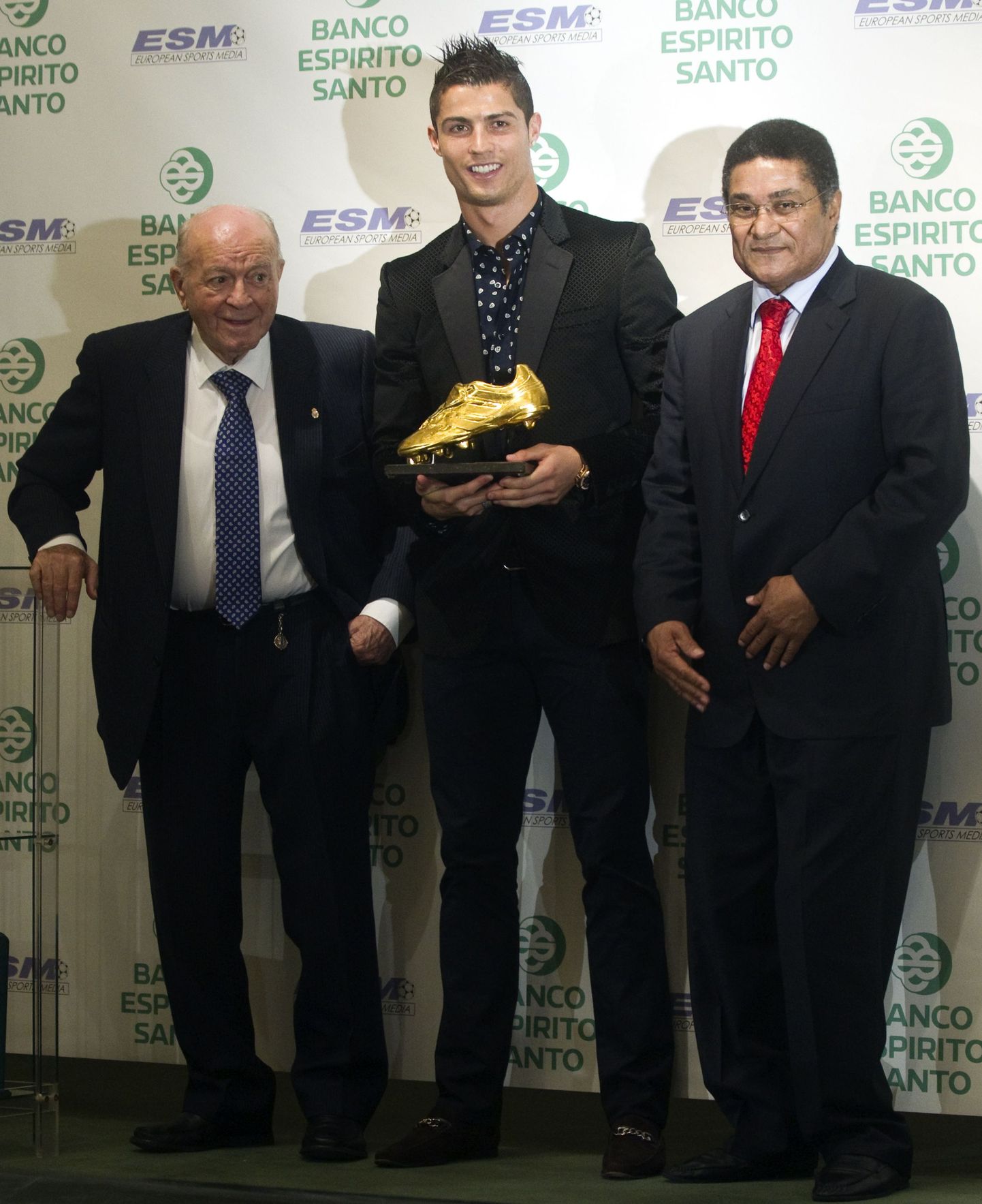 Vasakult: Madridi Reali aupresident Alfredo Di Stefano, Cristiano Ronaldo ning Eusebio.