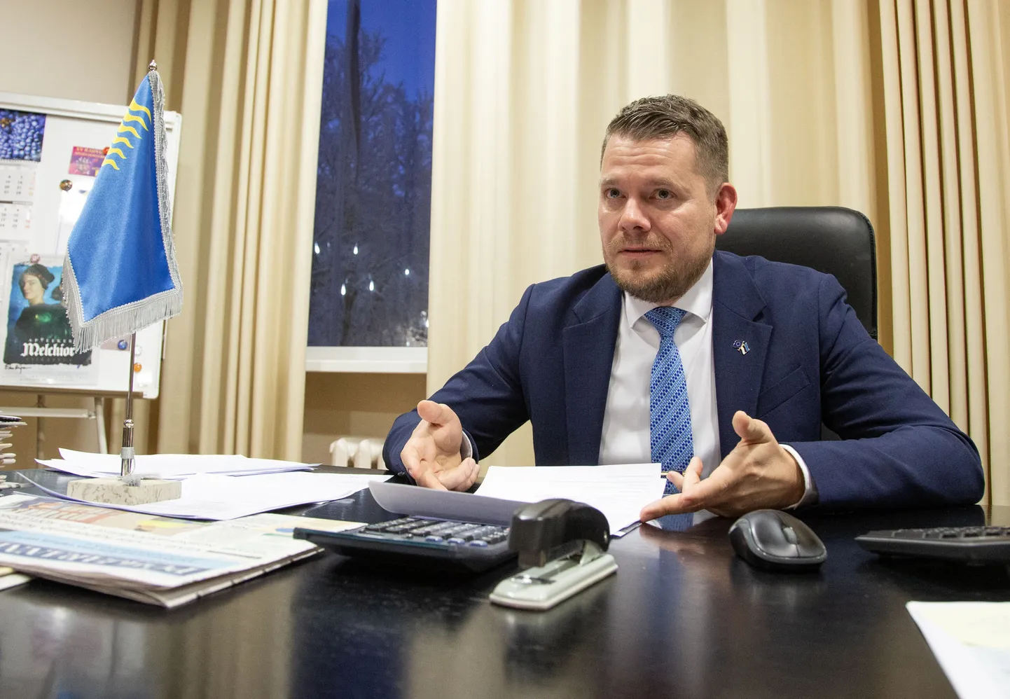 Ligemale pool aastat Kohtla-Järve linnapea kabinetis toimetav Henri Kaselo asub tegema linnavalitsuses struktuurireformi, mida eelmine linnapea Virve Linder nimetab vabanemiseks nendest ametnikest, kes temaga suhtlevad.