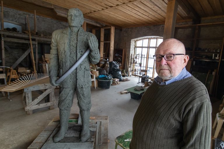 В своей студии в Пуртсе Лембит Пальм также создал статую шахтера, которую в 2022 году установили на новой центральной площади Кивиыли.