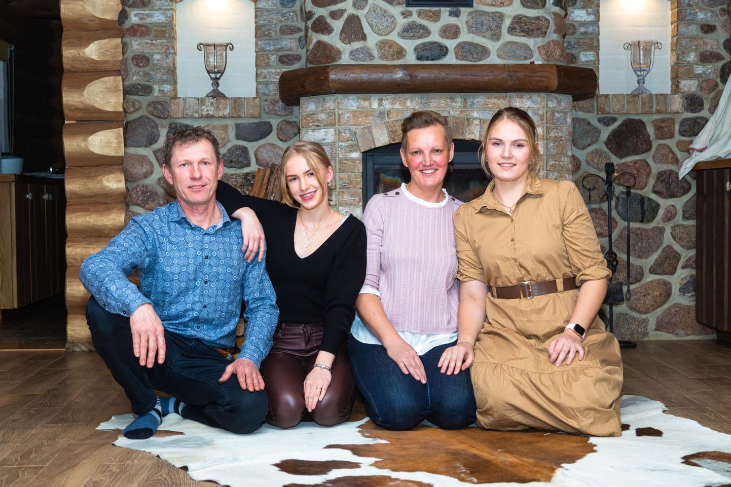 Perekond Sepp rõõmsalt koos: isa Selgur, Liis- Loreen, ema Karin ja Eliise-Mariin