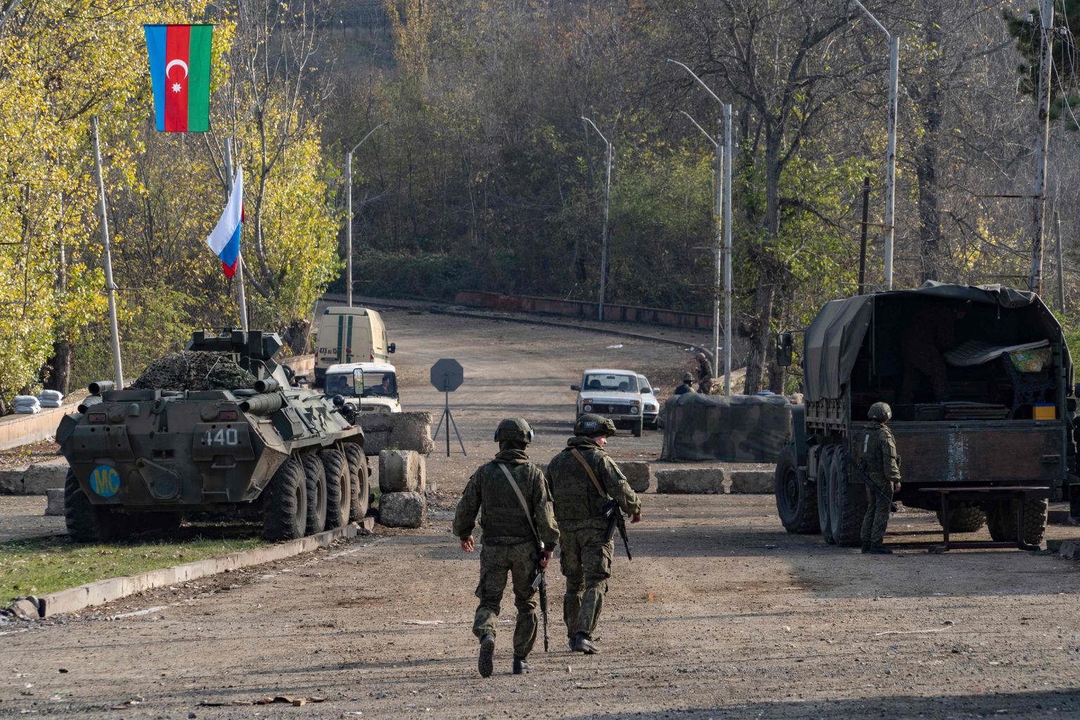Vene rahuvalvurid patrullimas Shusha lähedal Latšini koridoris, mis on Armeenia ainus maismaaühendus Mägi-Karabahhiga.