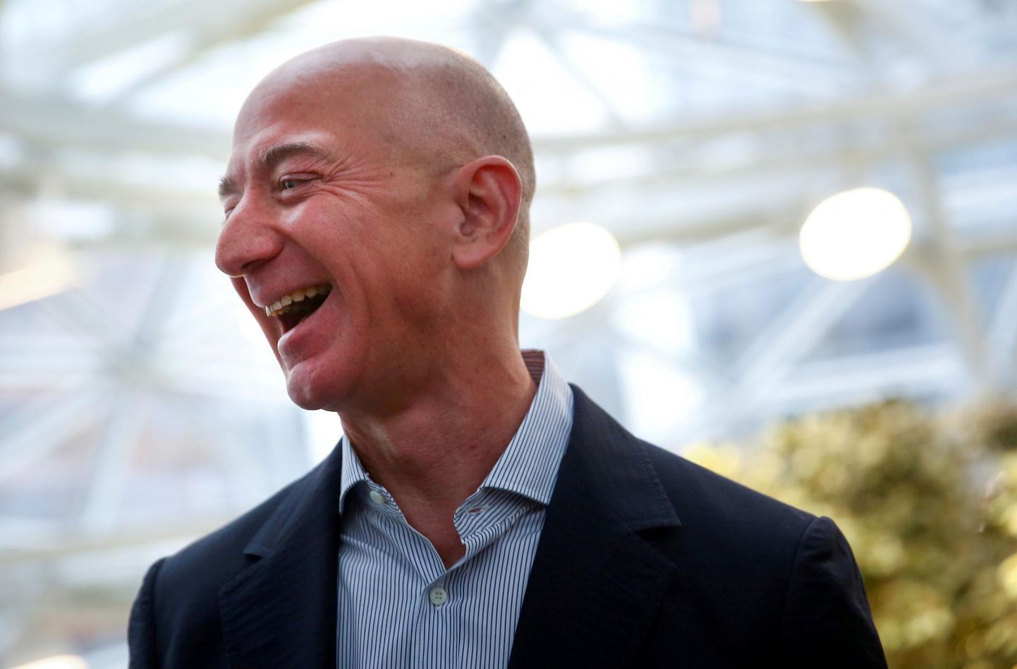 Amazoni asutaja ja Jeff Bezos naermas.