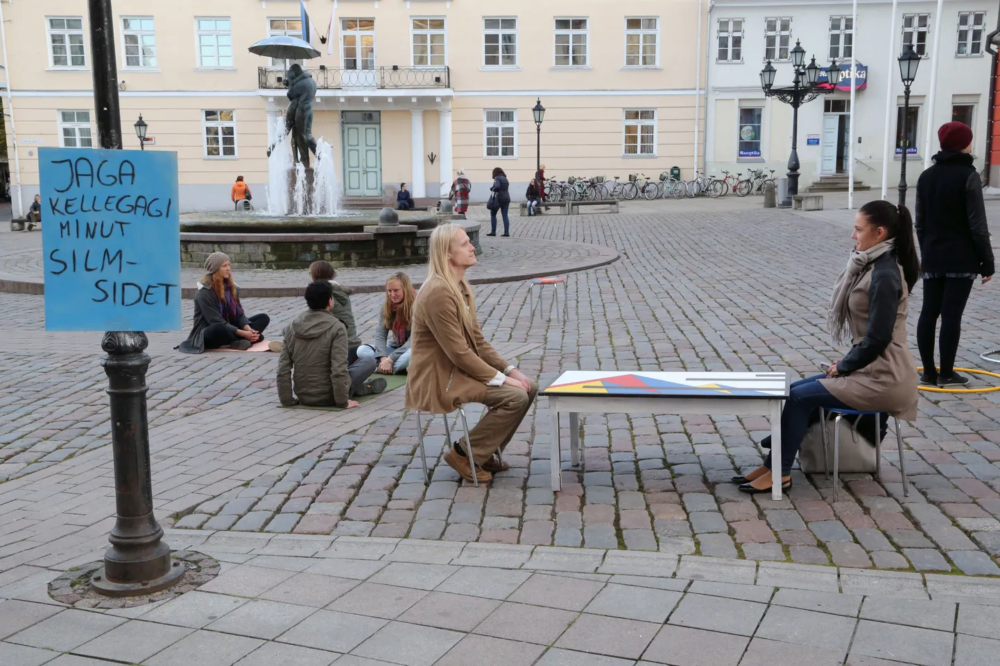 Silmside ürituse algusest on möödunud viis minutit.