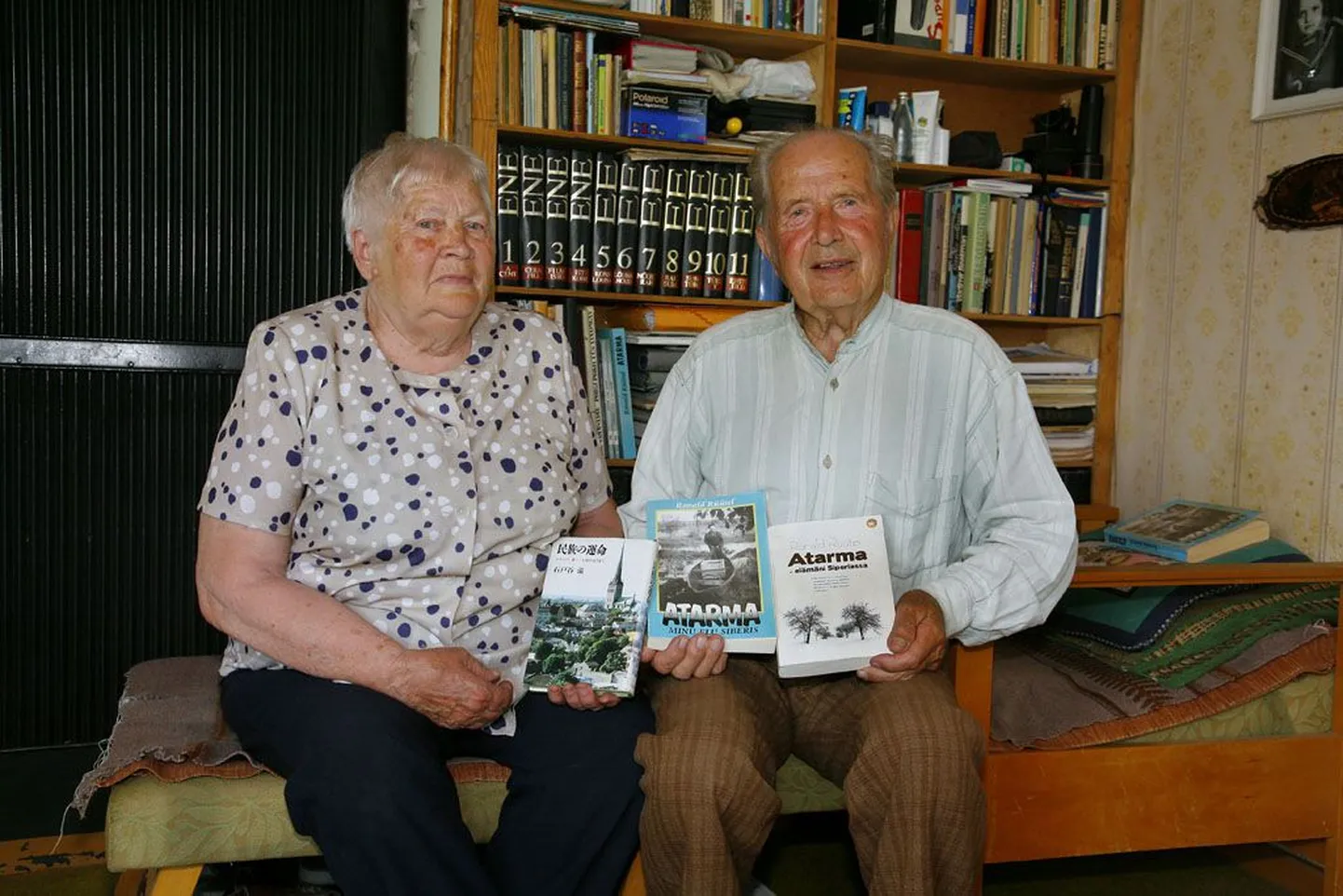 Evi ja Ronald Rüütel on oma Pärnjõe kodu riiulist välja otsinud kolm eri keeltes raamatut, kus kirjeldatud nende katsumusi Siberis.