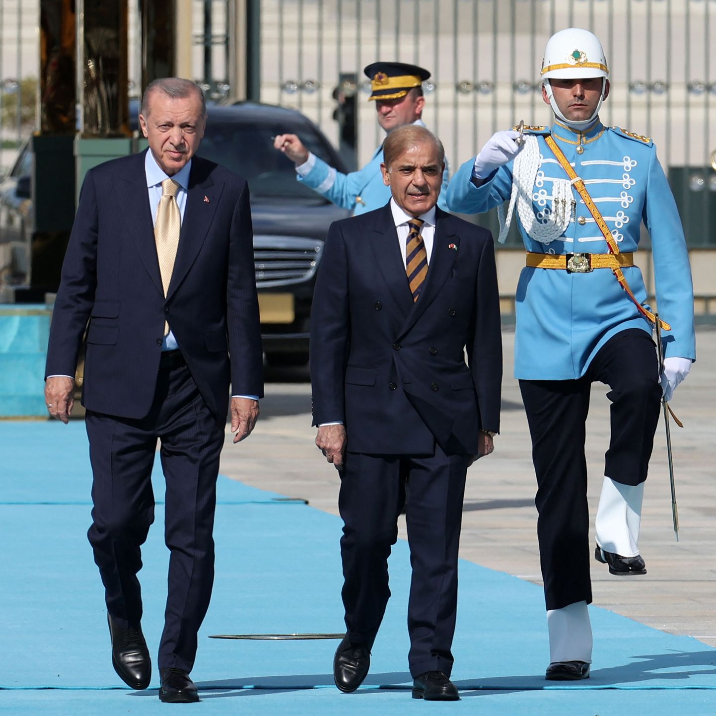 Türgi president Recep Tayyip Erdoğan (vasemal) püüab end esitada kui maailmaliidrit, et juhtida kõrvale tähelepanu siseriiklikelt probleemidelt. Pildil võtab ta 1. juunil 2022 Ankara presidendilossis vastu Pakistani peaministrit Shehbaz Sharifi.