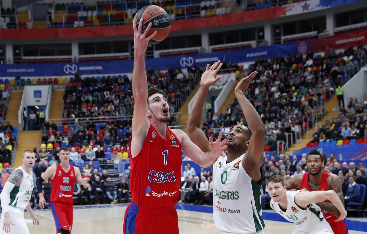 Maskavas CSKA un Kauņas "Žalgiris" basketbolistu spēles epizode