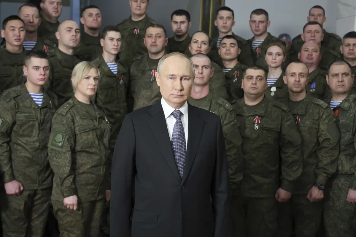 Путин впервые за 23 года своей власти поздравил россиян с новым годом в стилистике лидеров Северной Кореи - в окружении людей в военной форме.