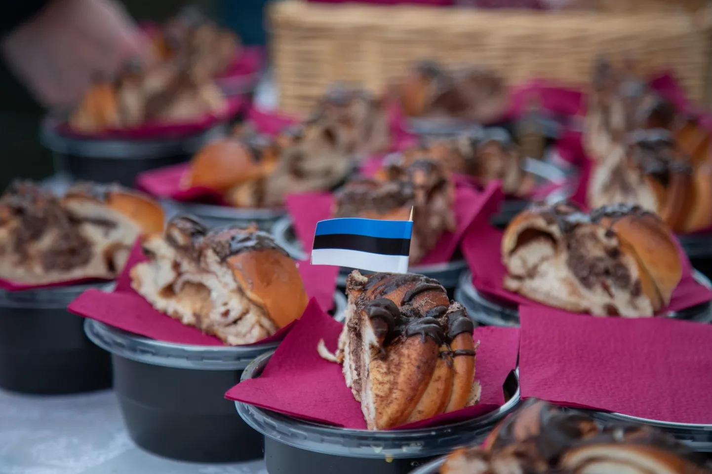 Vabariigi aastapäeva puhul on kohvilaua ja kringliga koosviibimisi igas Viljandimaa nurgas.