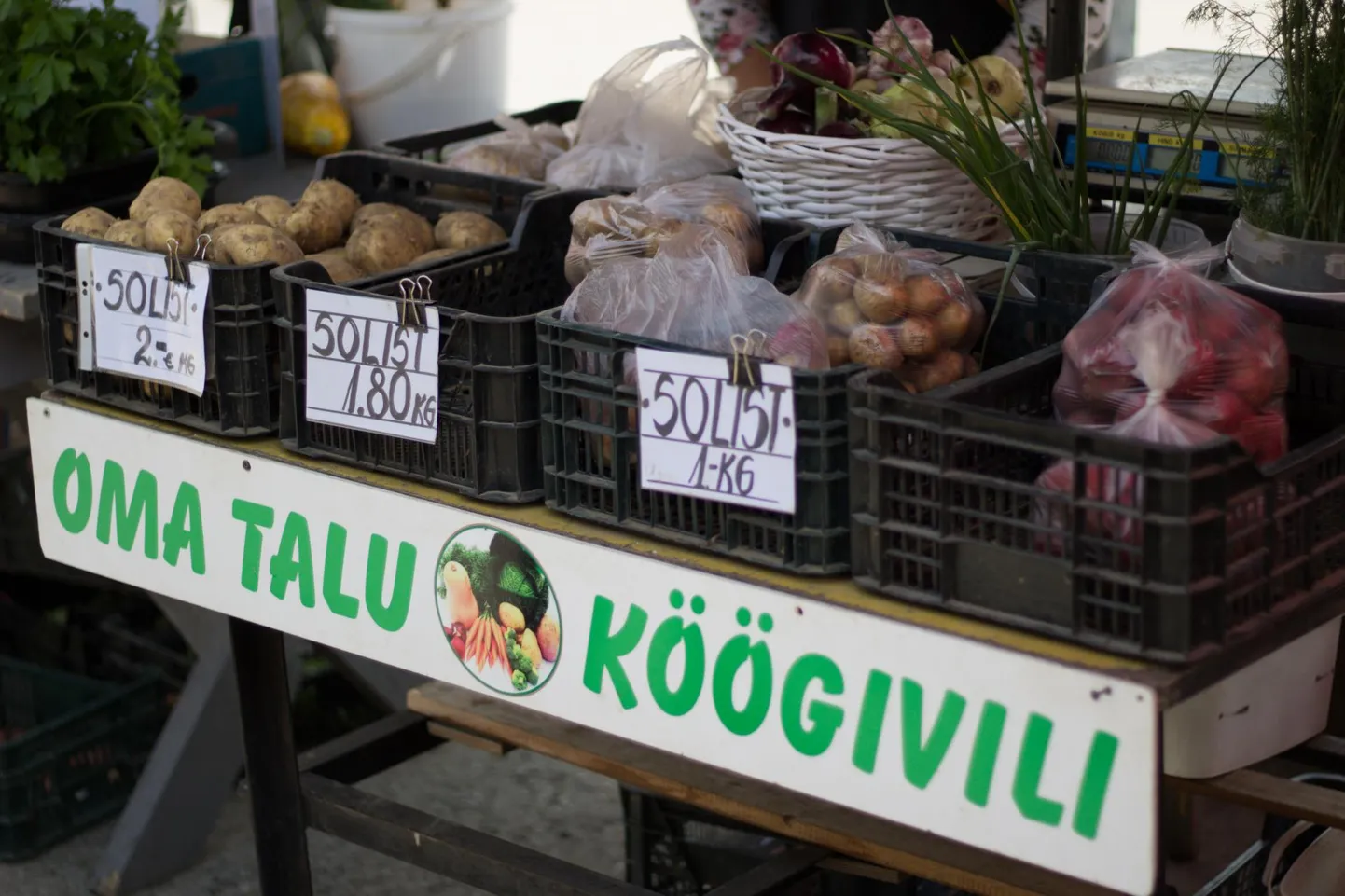 Viisakas kunde võib neist kastidest ise kartuleid valida.