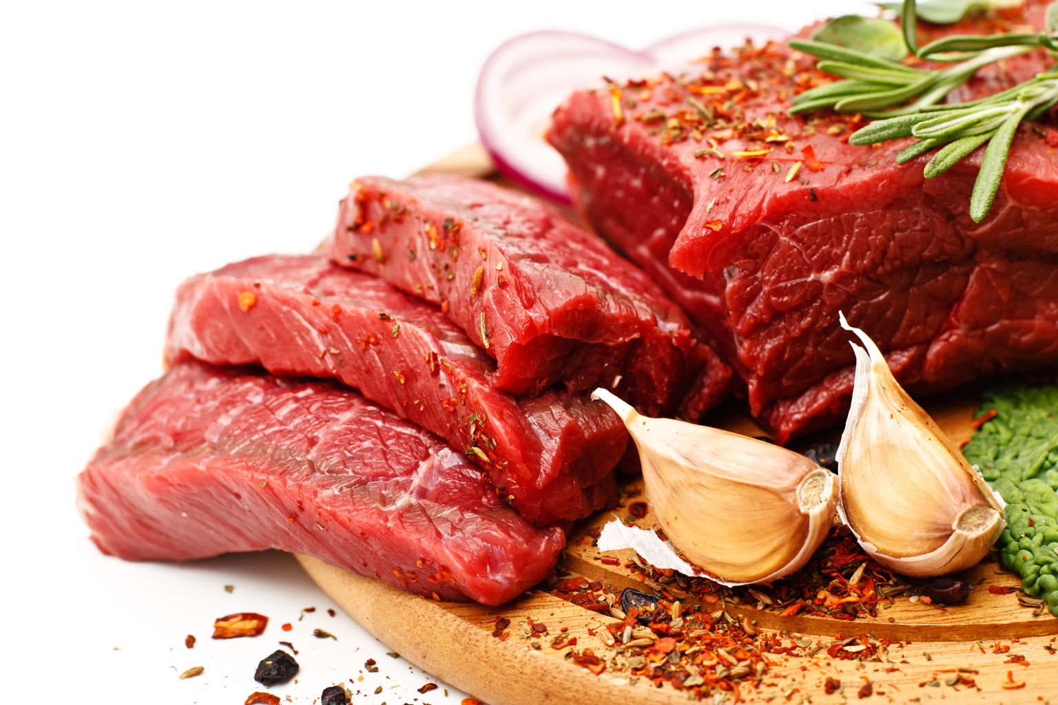 Красное мясо и чеснок - продукты, укорачивающие жизнь. Иллюстративное фото