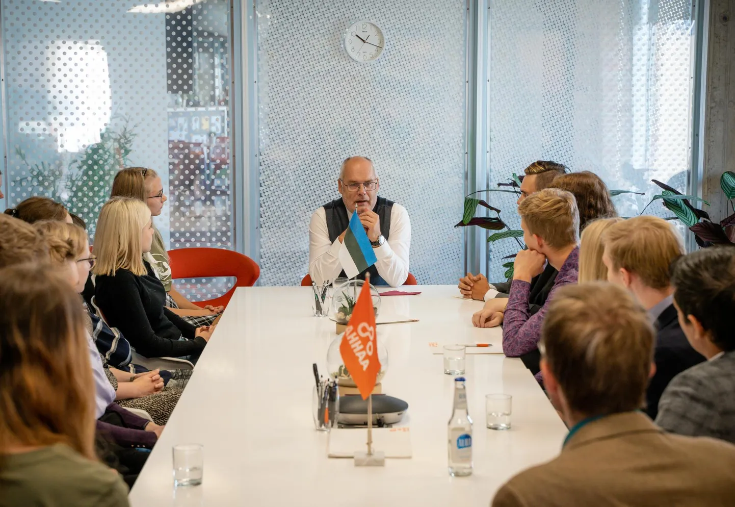 President Alar Karis kohtus reedel teaduskeskuses Ahhaa noortega, et arutada karjäärivalikuid.