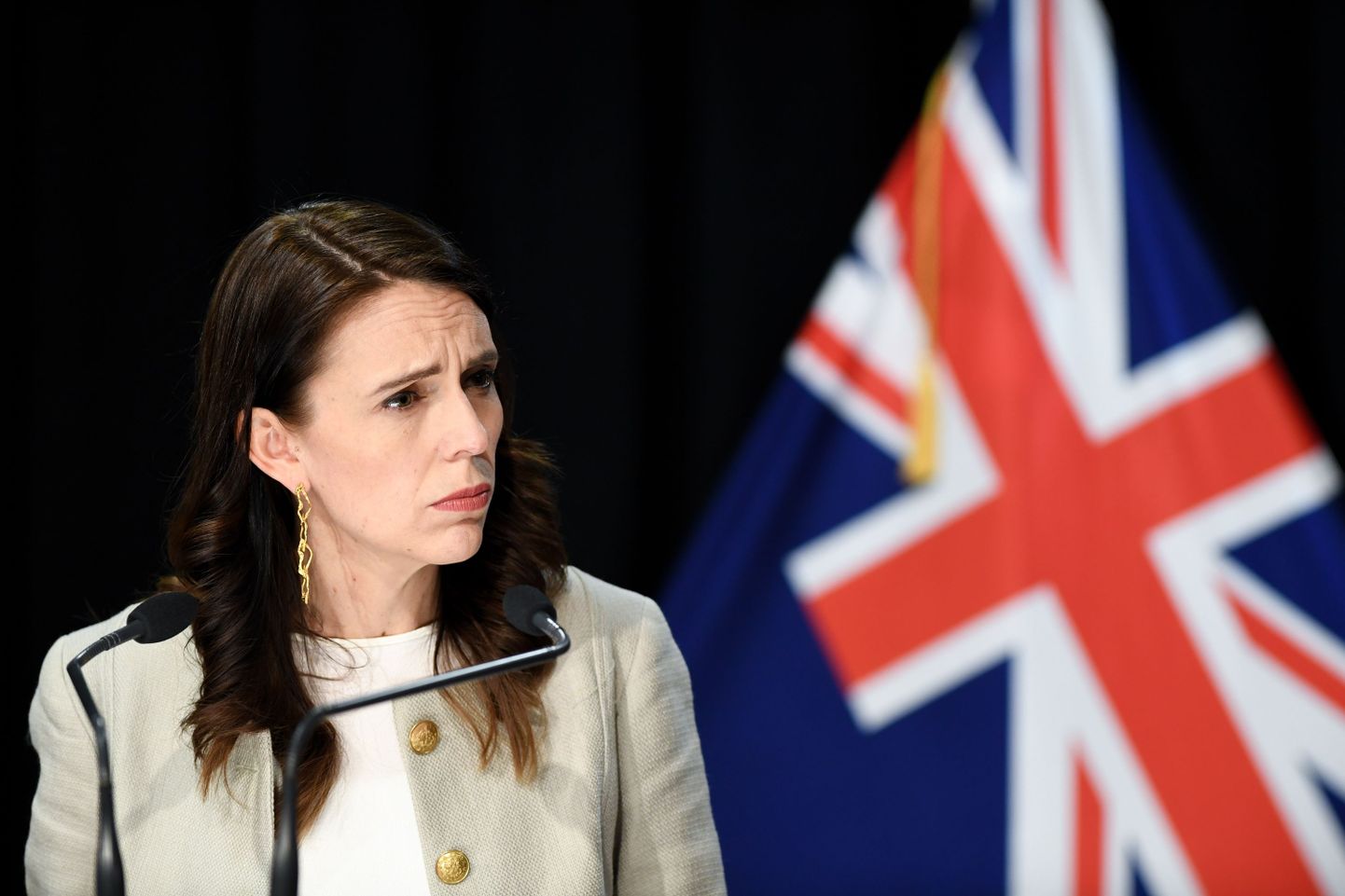 Uus-Meremaa peaminister Jacinda Ardern tunneb muret riigis tekkinud uue koroonakolde pärast. Ligi 100 päeva kestnud uute koroonajuhtumiteta aeg sai läbi. Aucklandis kehtestatakse taas karmimad liikumis- ja tegutsemipiirangud. Pressikonverents Wellingtonis, Uus-Meremaal 14. augustil 2020.