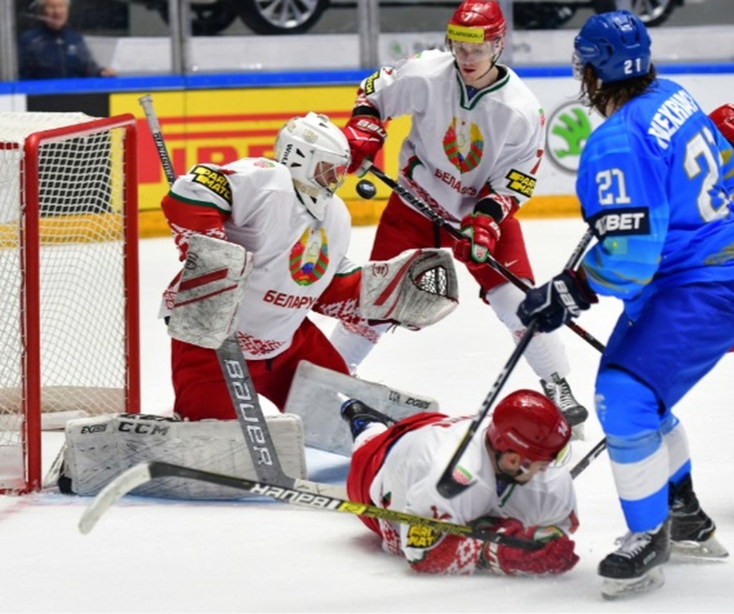 Baltkrievijas un Kazahstānas izlases hokejisti.