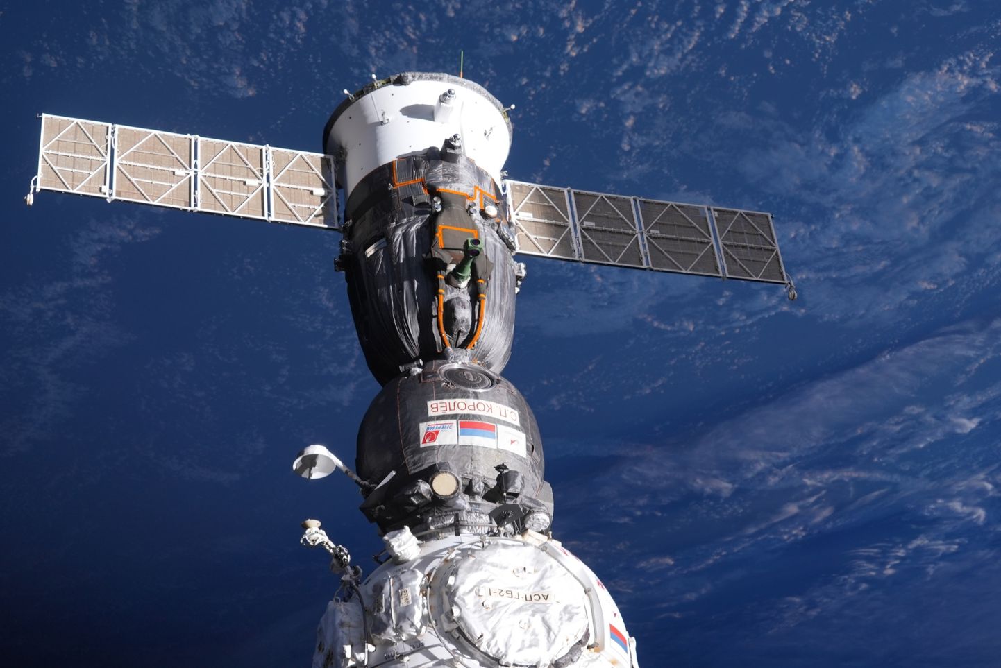Sellel Venemaa kosmonaudi Sergei Korsakovi tehtud fotol on näha rahvusvahelise kosmosejaama (ISS) Sojuzi kapsel. Vene kosmosekorporatsioon Roscosmos ütles kolmapäeval, et käivitab uue kosmoselaeva, et viia osa rahvusvahelise kosmosejaama meeskonnast pärast kapsli vigastamist ja jahutusvedeliku lekke teket tagasi Maale.