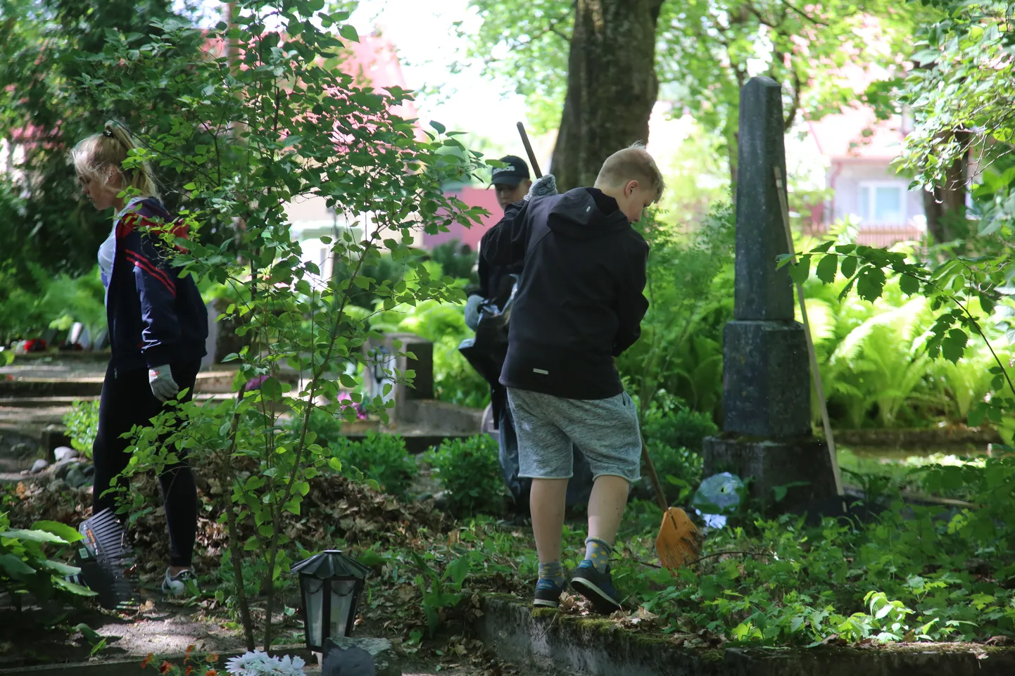 Õpilasmalev alustas nädala alguses kalmistute koristamisega.