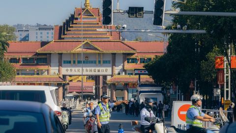 Ķīnā mutes un nagu sērgas uzliesmojums –pastiprina robežkontroli