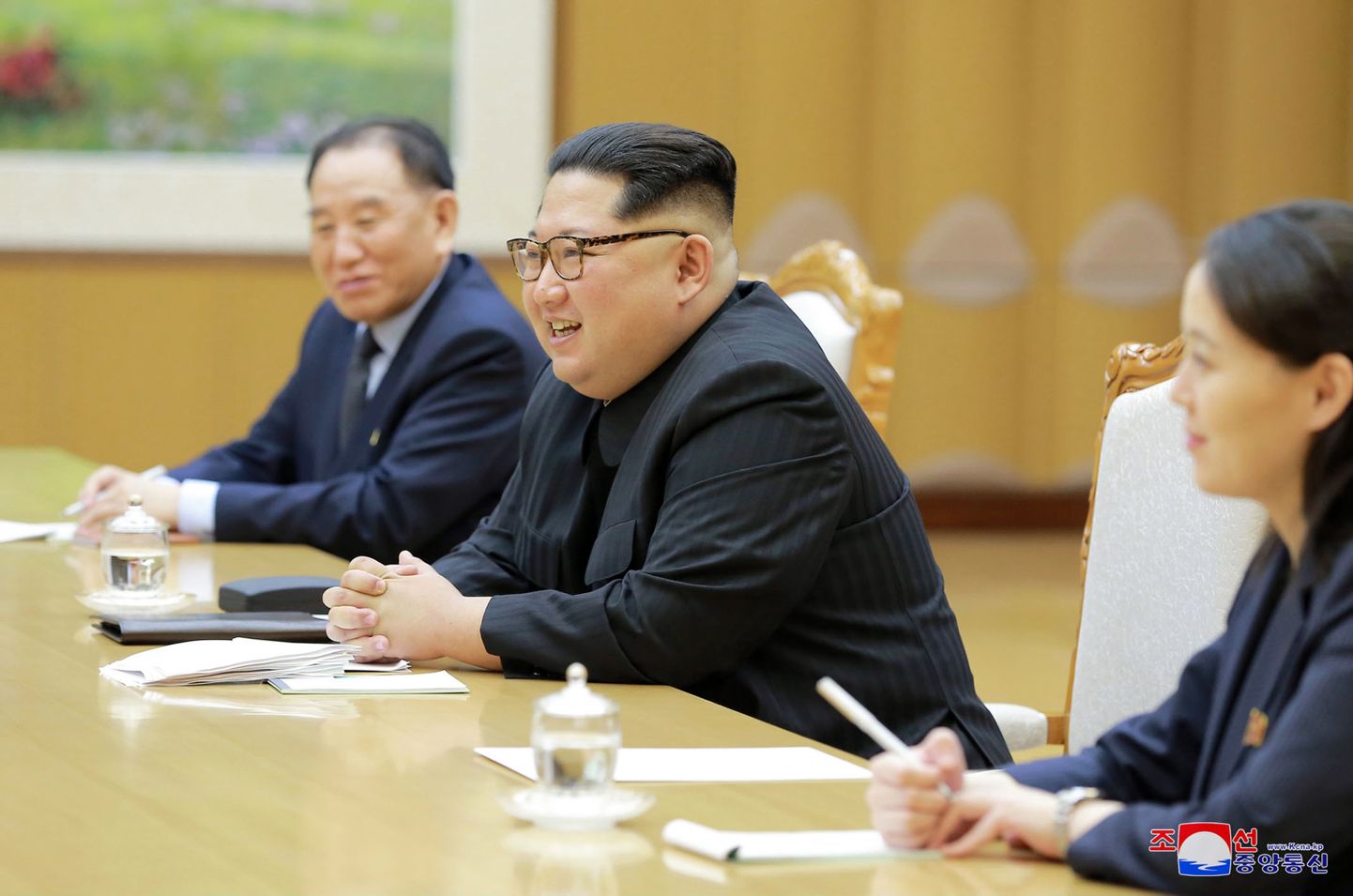 Kim Jong-un, taustal Kim Yong-chol.