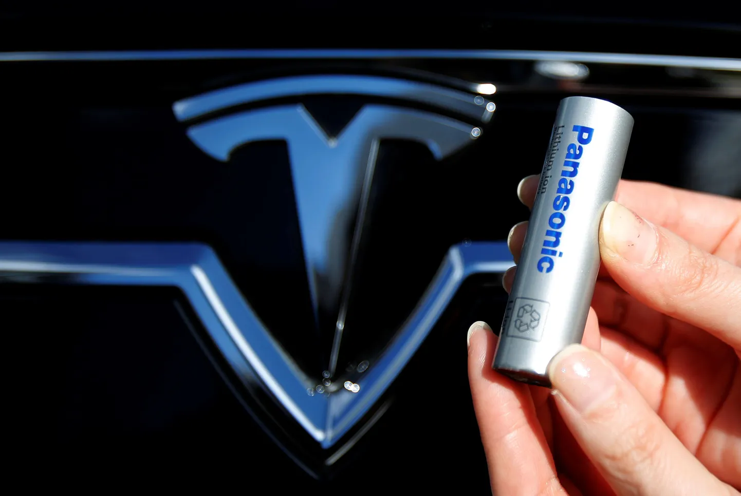 Panasonicu liitiumioonaku, mis toidab Tesla mudel S akusid.