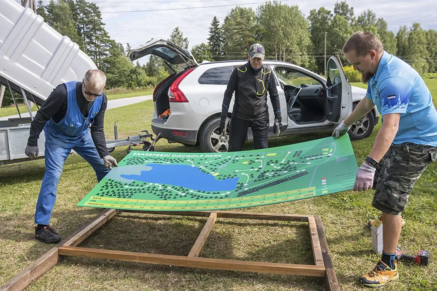 Discgolfiklubi Viljandi Ketas liikmed (vasakult) Vahur Roht, Anton Lepner ja Martti Ojamaa olid eile ametis golfipargi infotahvli ülespanekuga.