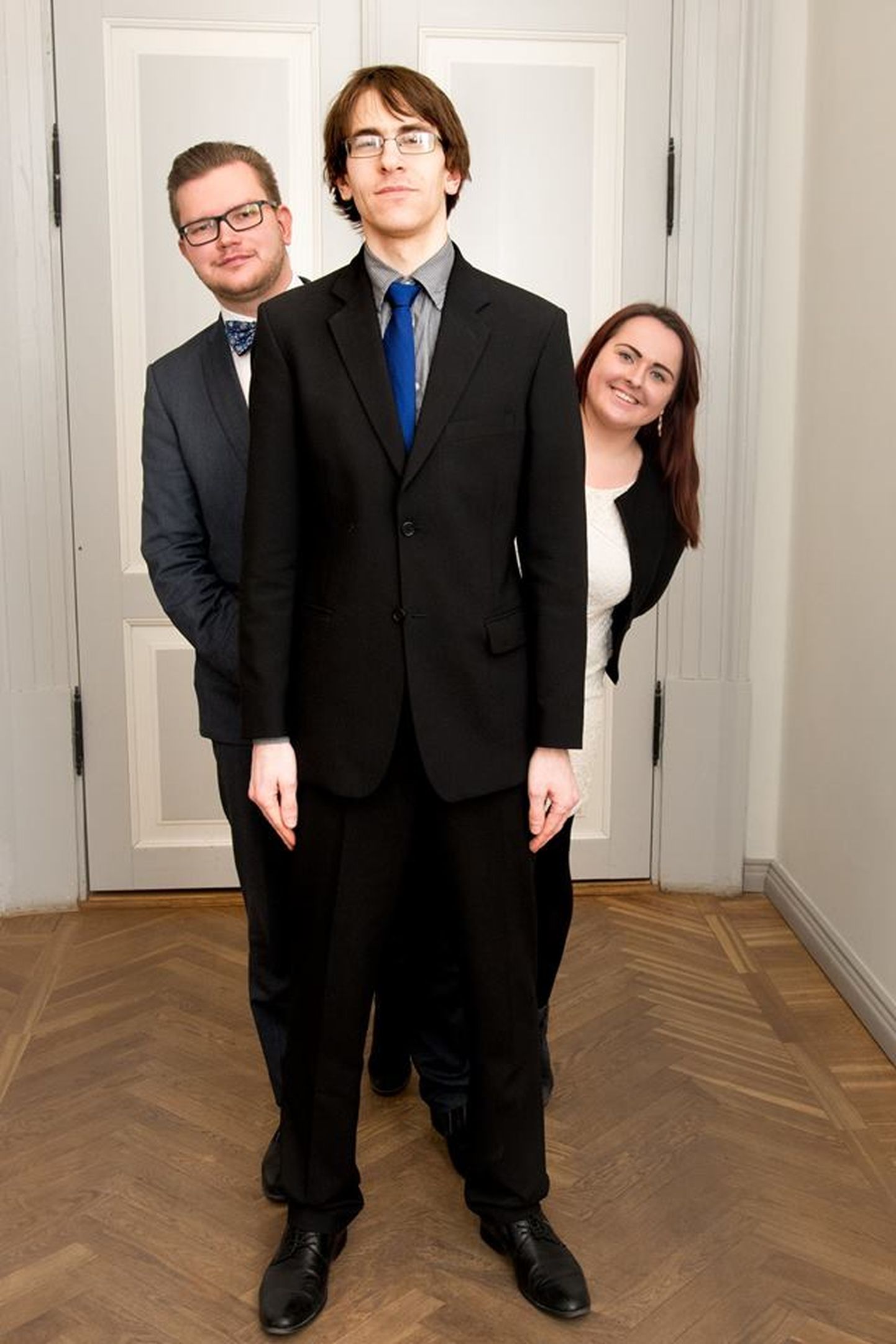 Allan Aksiim (keskel) valiti uueks Tartu ülikooli üliõpilasesinduse esimeheks.