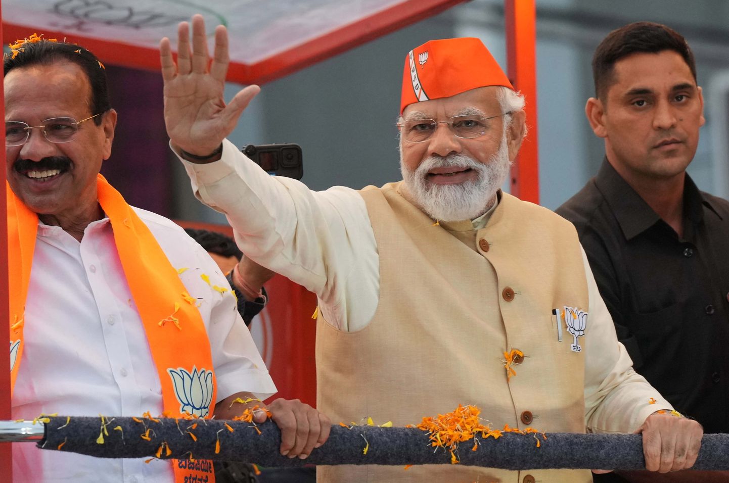 India peaminister Narendra Modi lehvitab 29. aprillil oma erakonna Bharatiya Janata toetajatele valimiskampaania üritusel Bangalores.