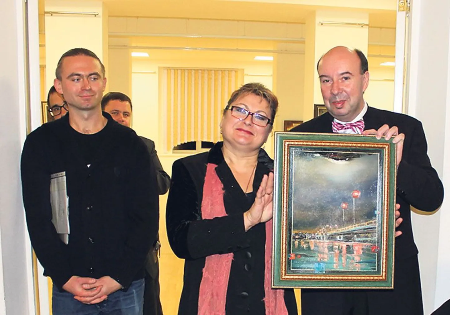 Tiina Ojaste ja Toomas Kuter kinkisid Maladetšna sõpradele Ojaste Pärnu-teemalise maali.