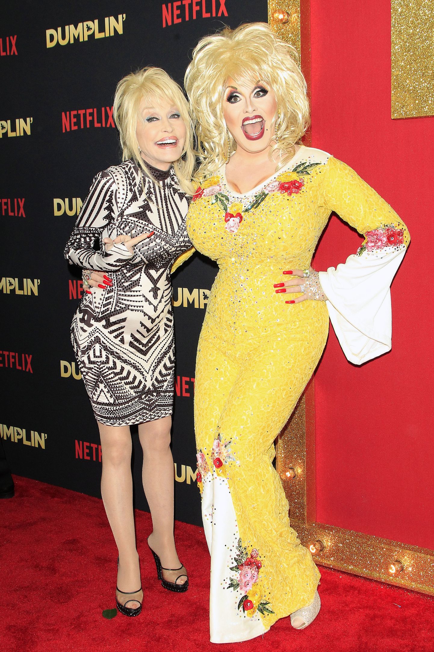 Dolly Parton ja drag queen Jason Cosmo Dolly Partonina filmi «Dumplin'» esilinastusel Hollywoodis.