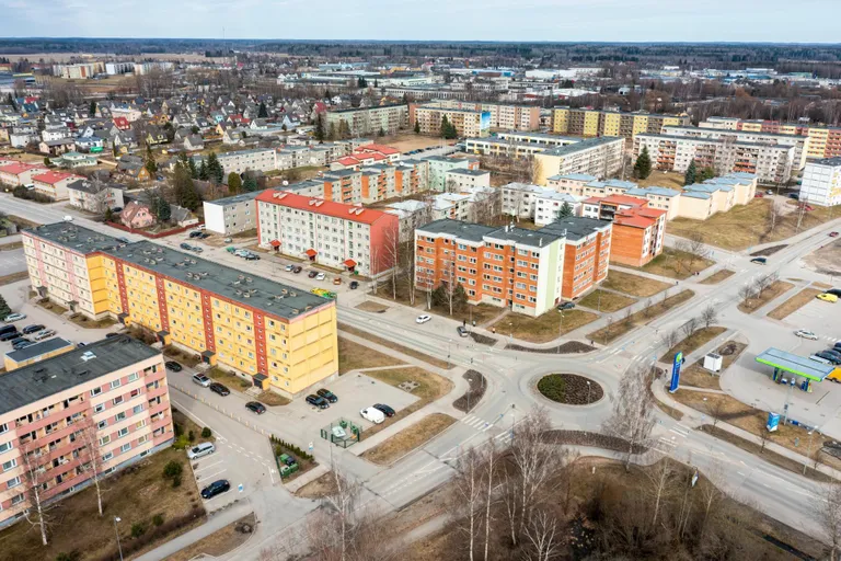 Nõukogudeaegsetel tüüpkorterelamutel on keldrid, mida on võimalik kasutusele võtta varjenditena. Korterelamute ja neid haldavate ühistute kriisikindlus vajab kiiret tõstmist ainuüksi ulatusliku energiakatkestuste ohu tõttu.