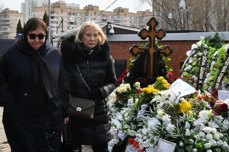 На похоронах Навального в Москве смогли присутствовать только родители Алексея (мама Людмила Ивановна, слева) и Юлии (мама Алла Владимировна, справа).