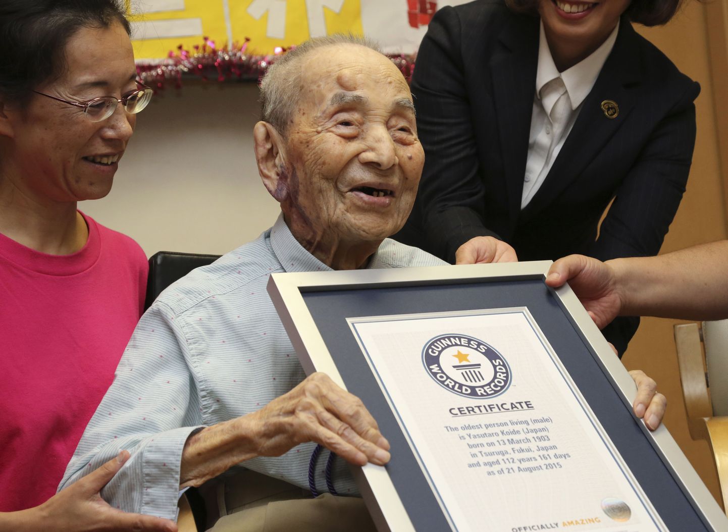 Yasutaro Koide mullu suvel Guinnessi sertifikaadiga selle kohta, et ta on maailma vanim mees.