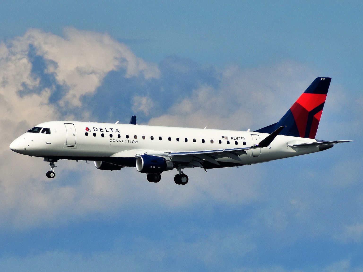 Skywest Airlines lendab lühemaid lende nii Delta Airlinesi (pildil), American Airlinesi kui veel paari lennufirma eest.