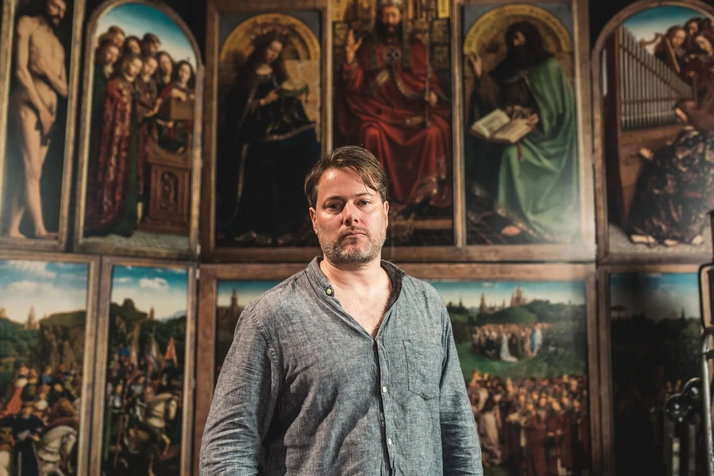 Milo Rau Genti altarimaali taustal, FOTO: Michiel Devijver