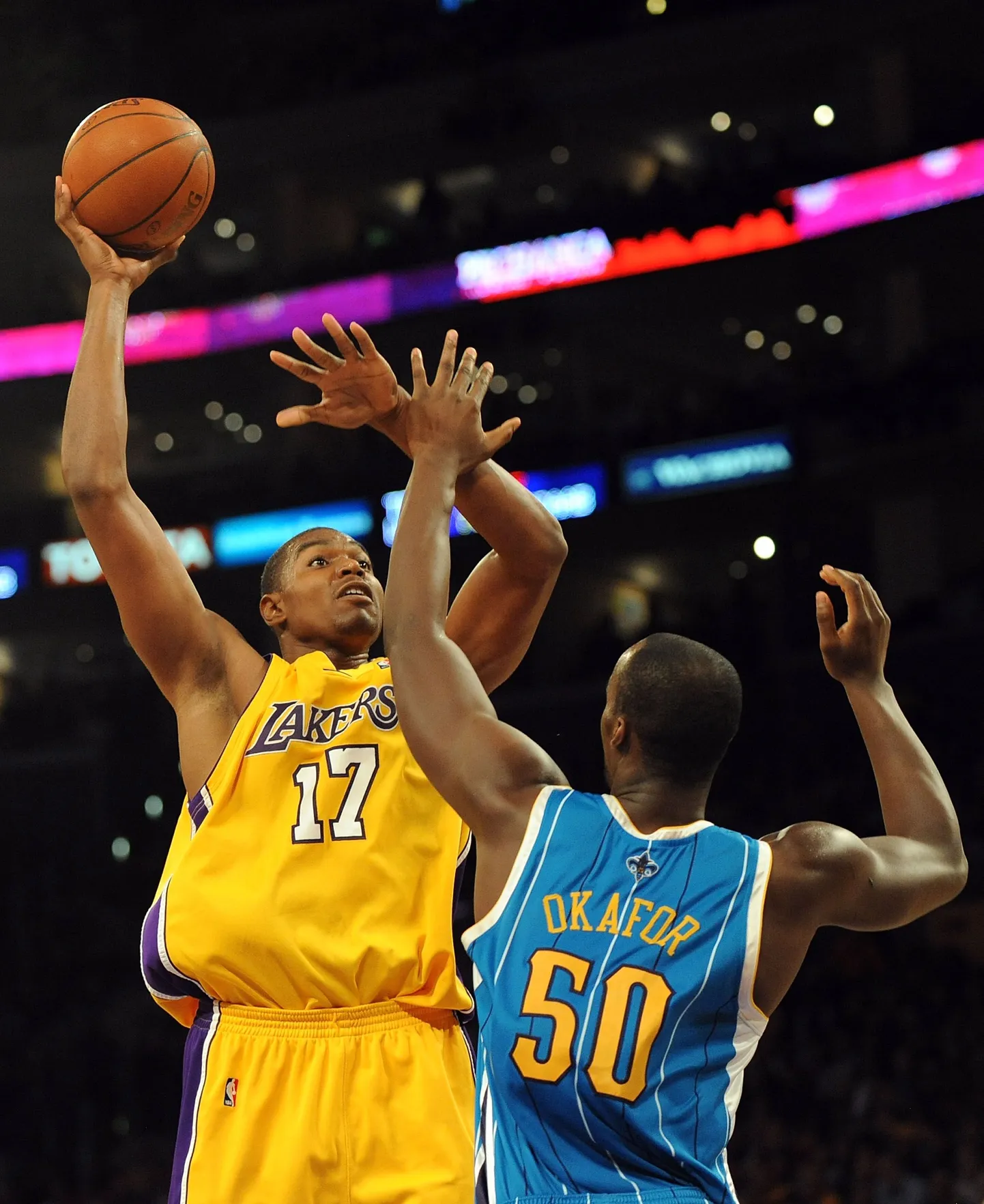 Andrew Bynum (palliga) kohtumises New Orleans Hornetsi vastu.