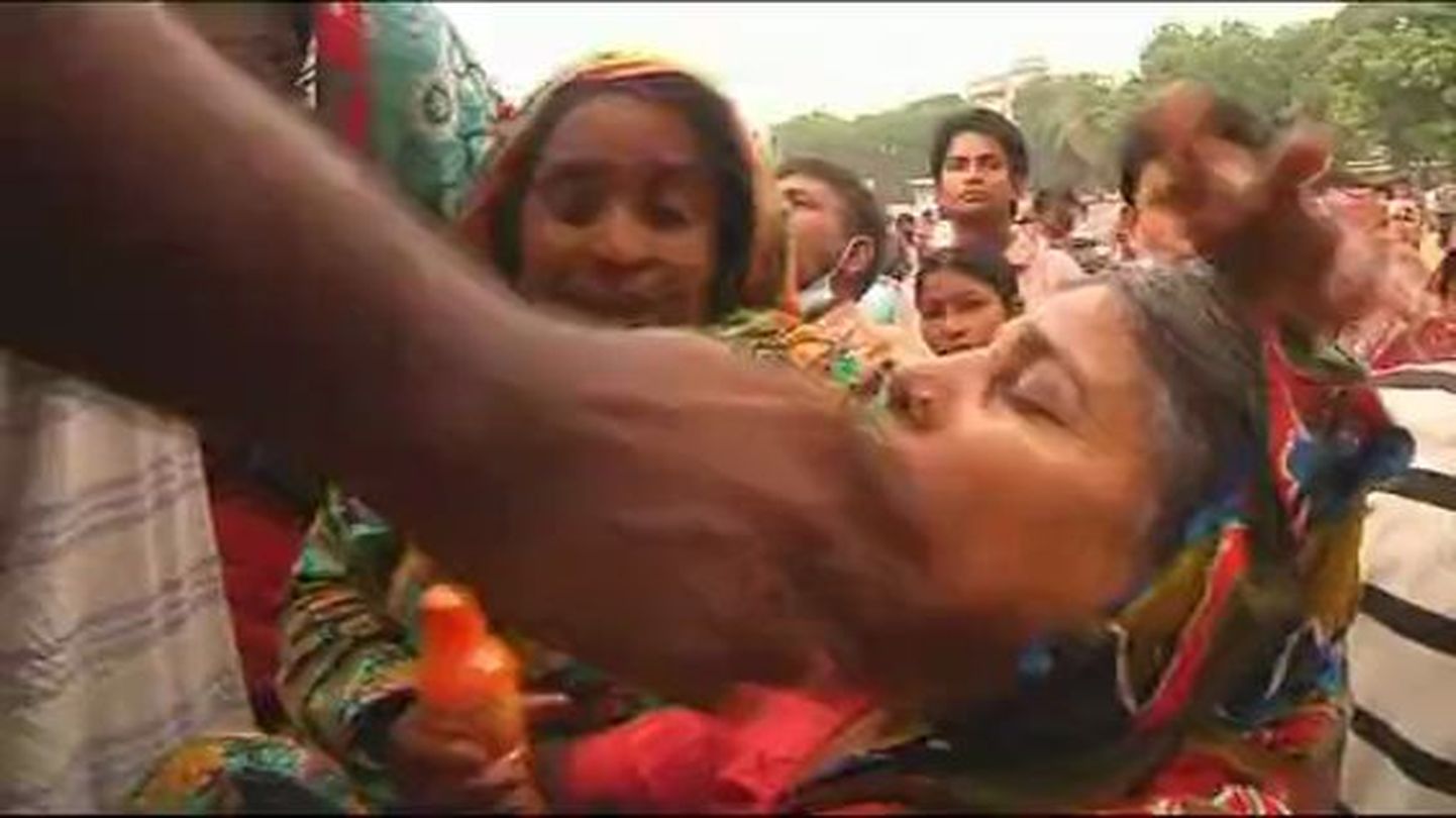 Pered leinavad Bangladeshi varingus hukkunud lähedasi