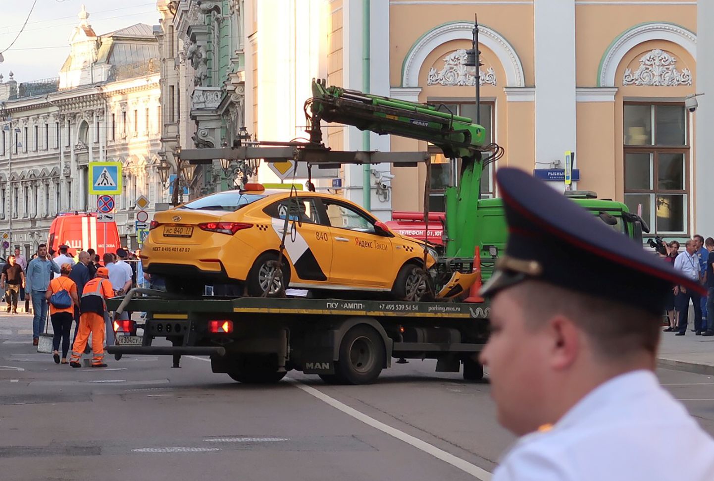 В субботу вечером автомобиль такси протаранил толпу пешеходов в центре Москвы.