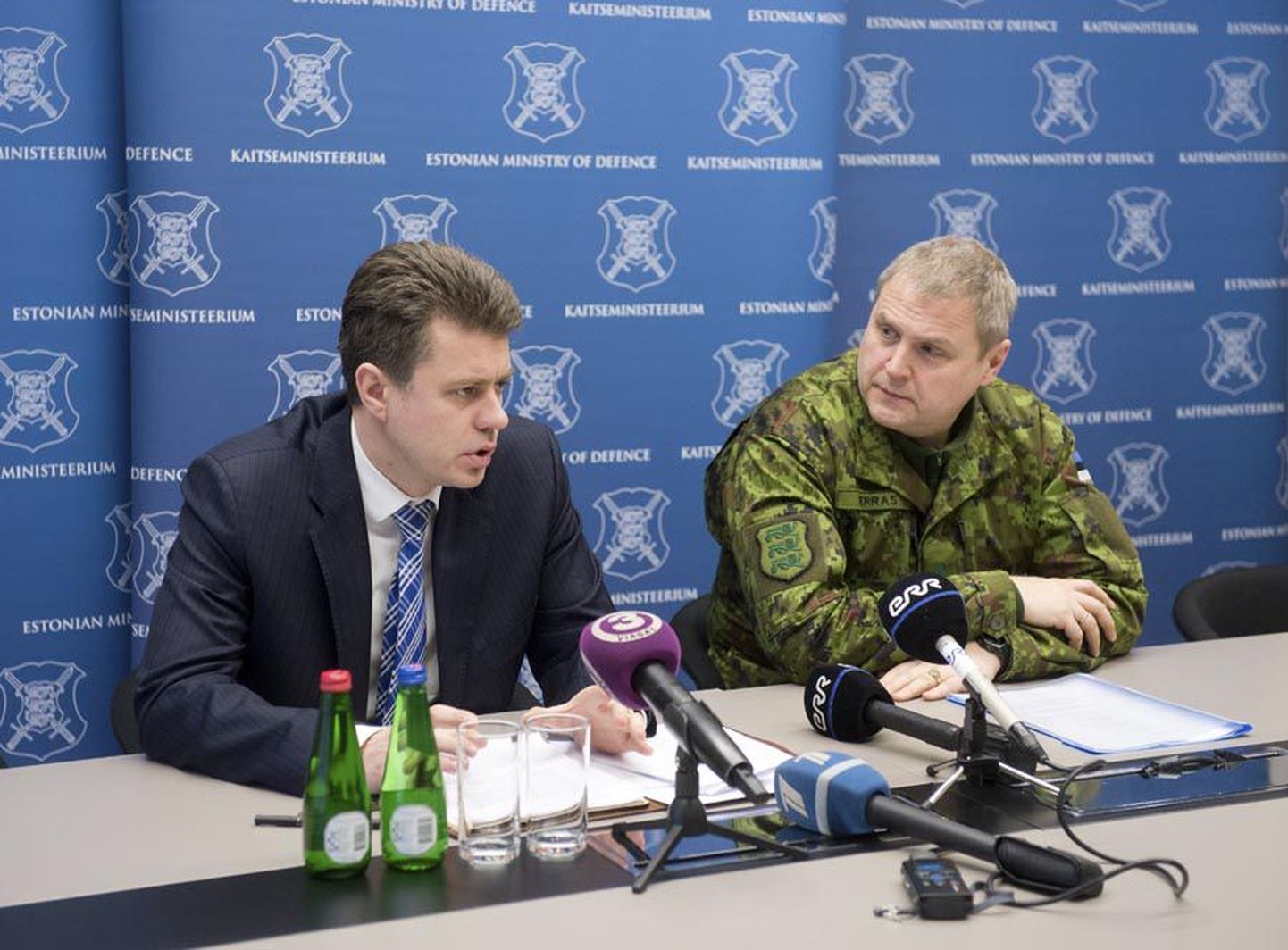 Kaitseminister Urmas Reinsalu (vasakul) ja kaitseväe juhataja Riho Terras rääkisid eile ajakirjanikele Eesti lähituleviku plaanidest seoses Afganistaniga.