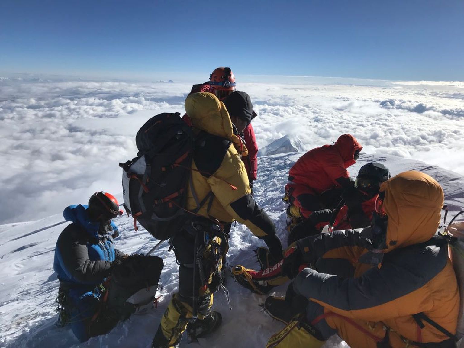 Madison Mountaineeringu tiim K2 tippu vallutamas.