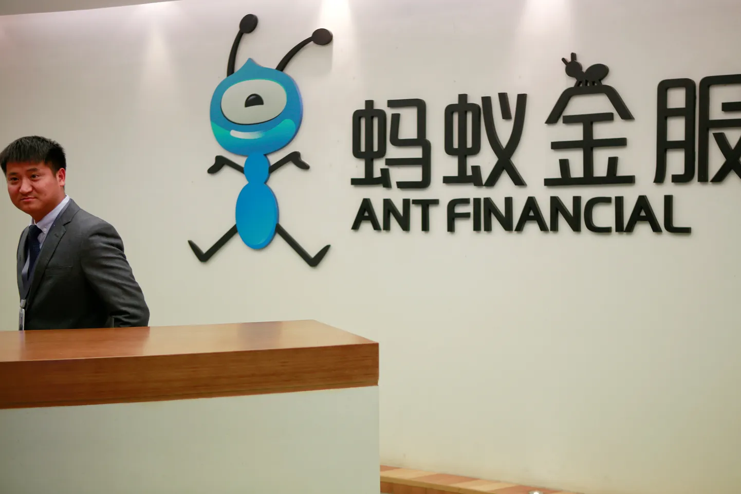 Ant Financial Services Groupi töötaja ettevõtte logo kõrval firma peakorteris Hangzhous.