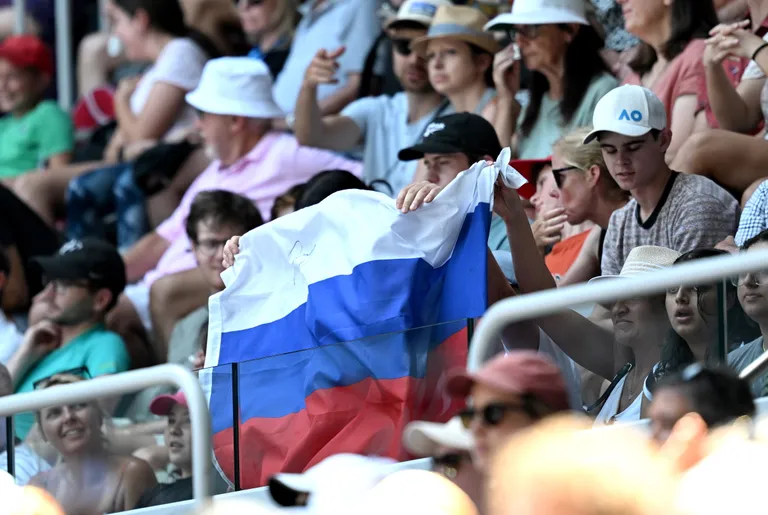 Krievijas karogs skatītāju tribīnēs Andreja Rubļova un Dominika Tīma spēlē.