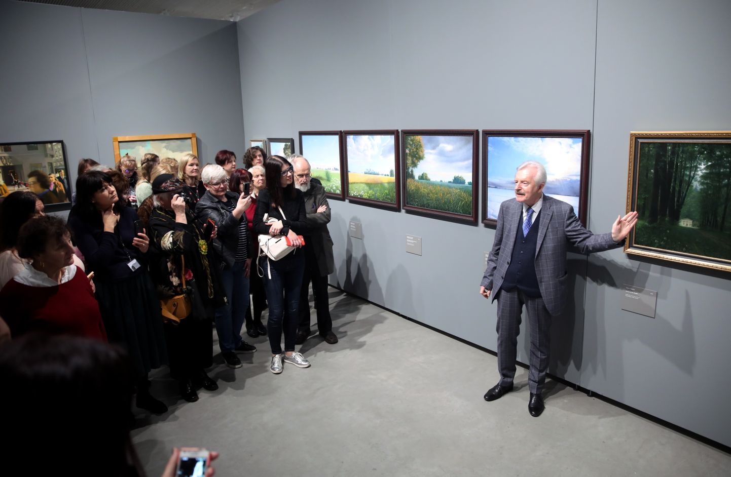 Mākslinieks, mākslas vēsturnieks Imants Lancmanis (no labās) piedalās izstādes "Imanta Lancmaņa māksla" atklāšanas pasākumā Latvijas Nacionālajā mākslas muzejā.