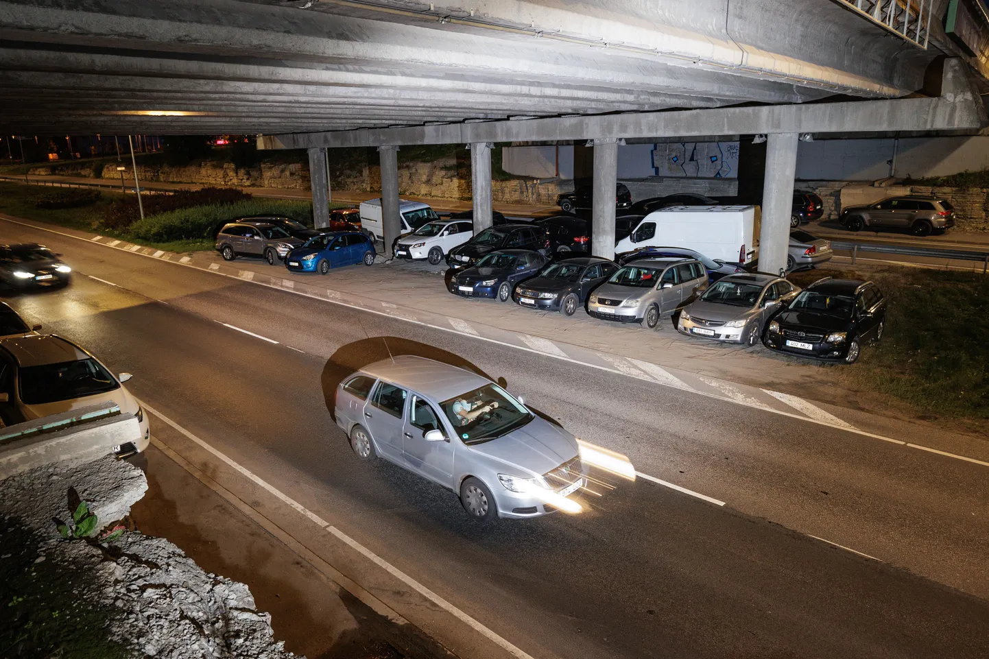 Laagna tee sildade all parkivad autod