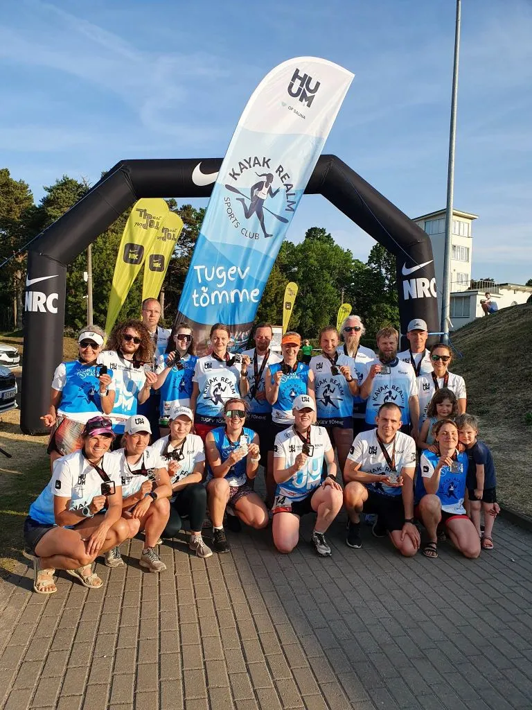 Kayak Realm kaks tiimi Pirita velodroomil finišis.