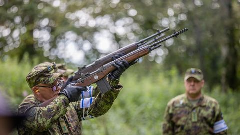 Audru lähedal kõlasid aupaugud