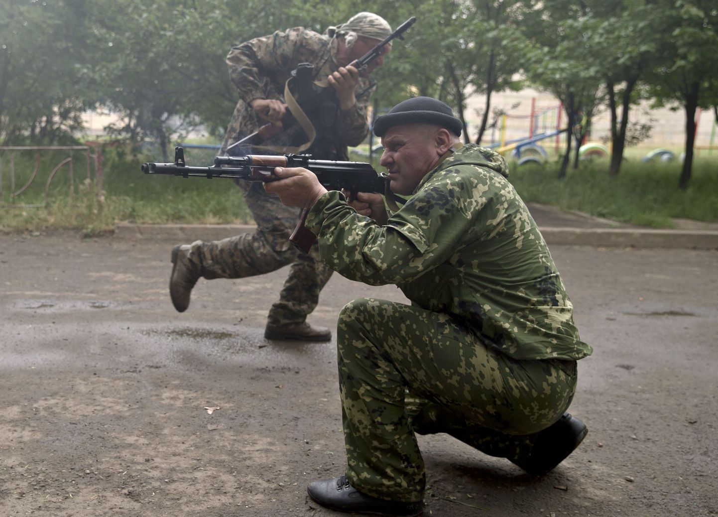 Бойцы самопровозглашенной ЛНР ведут бои в Луганске.